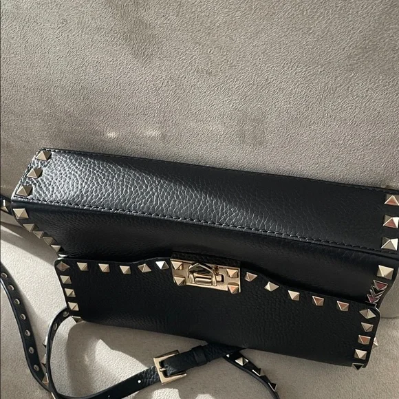 Valentino Pebbled Calfskin Medium Rockstud Flip Lock Crossbosdy Bag in Black - Picture 3 of 4
